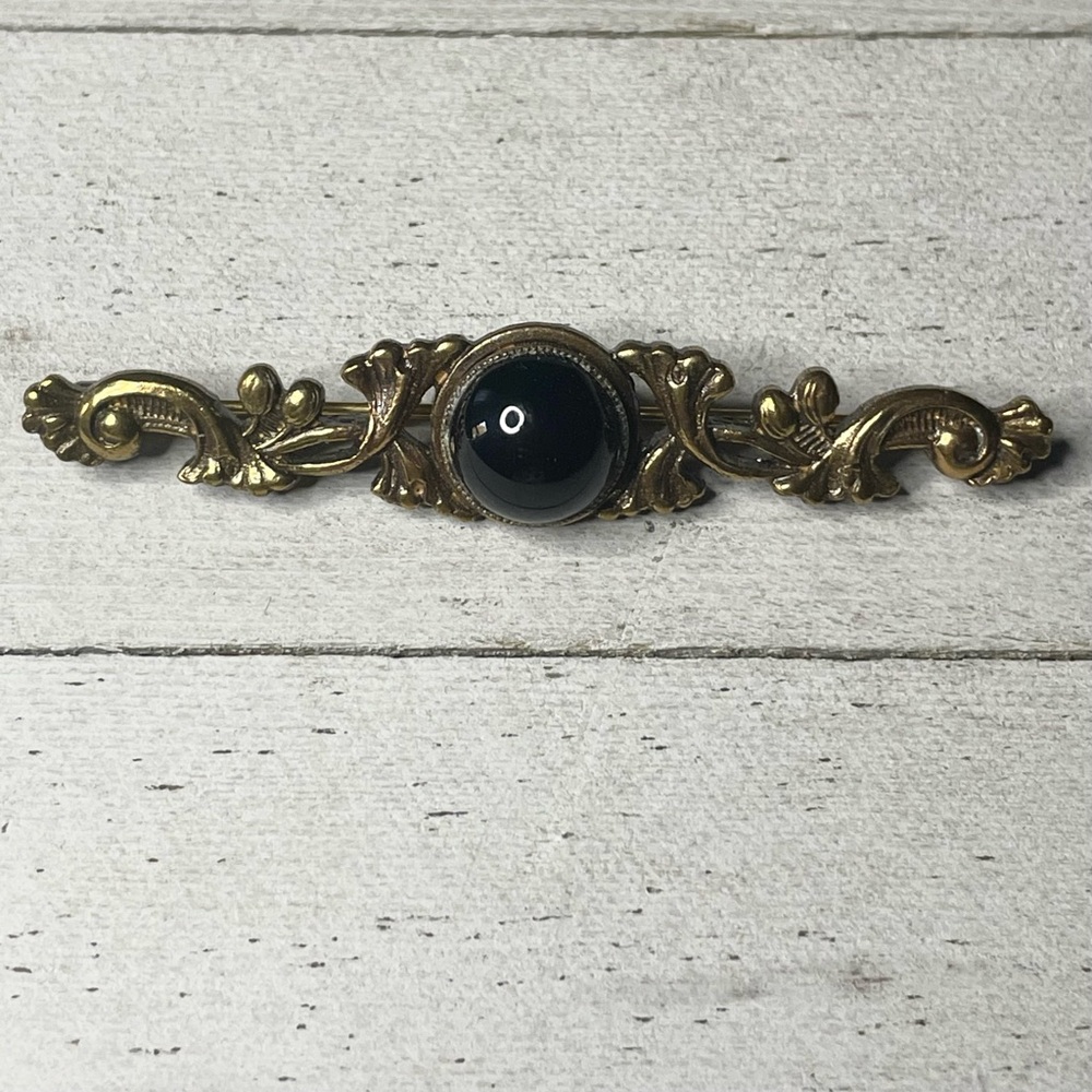 SADIE GREEN Vintage Brass Tone Filigree Cabochon Brooch Pin